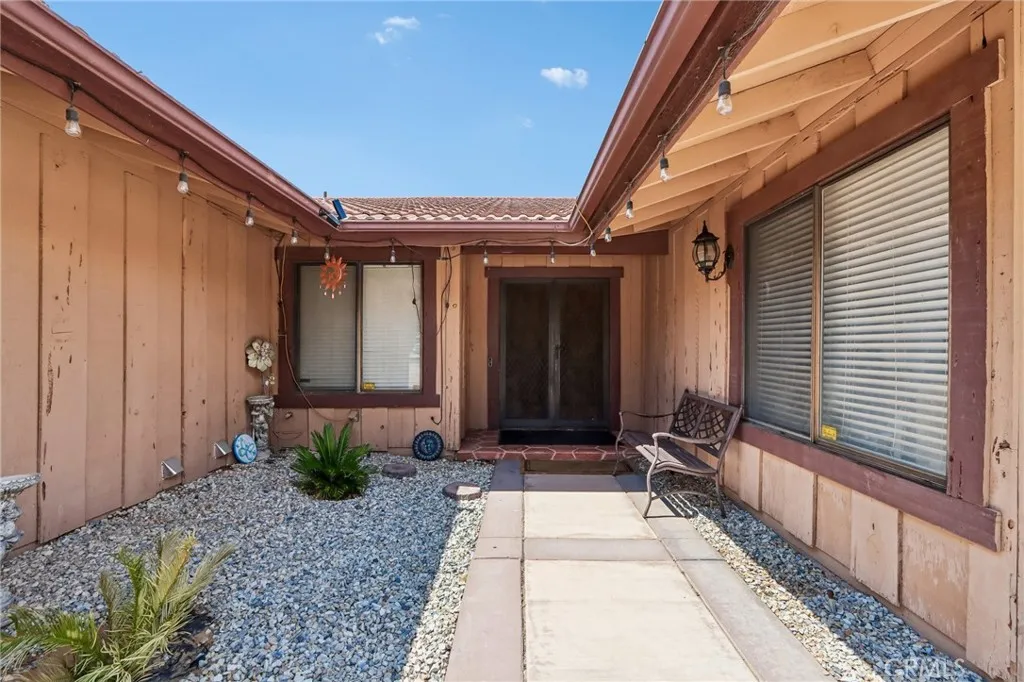 14182 Gayhead, Apple Valley, California 92307 — photo 5