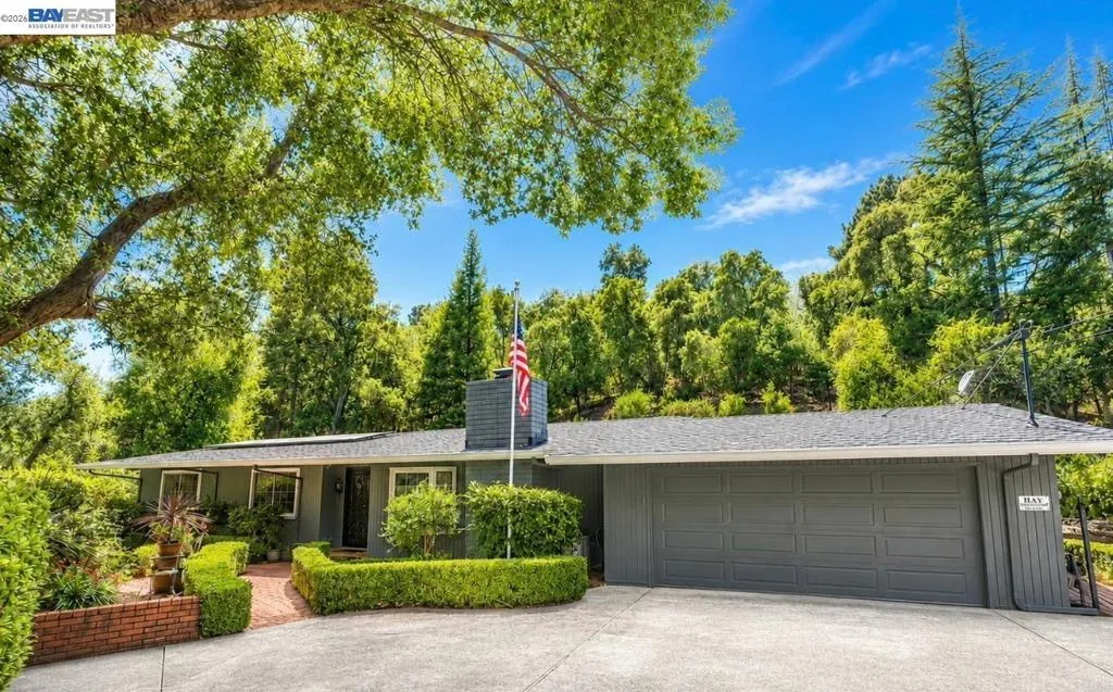 516 Moraga Way