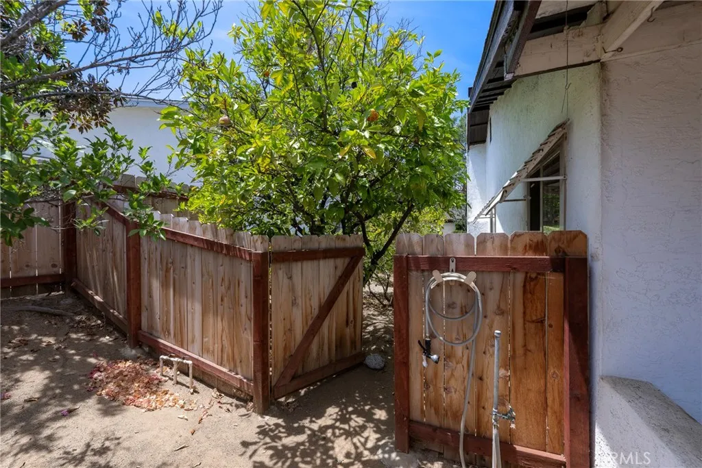 Gate  to side Yard