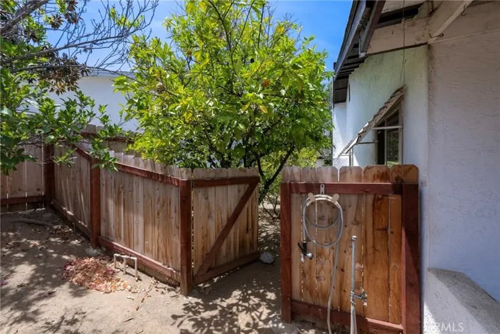 Gate  to side Yard