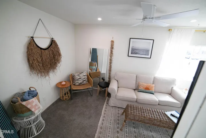 Living Room - Photo 4