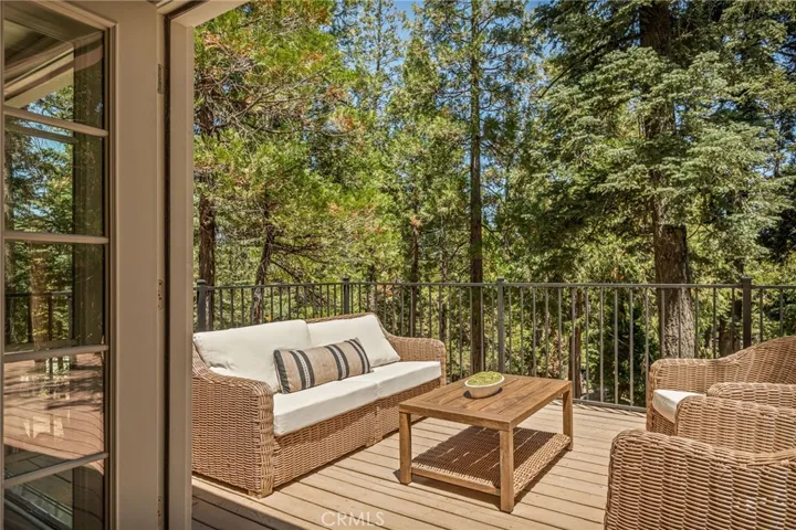 Beautiful Overside Deck!
