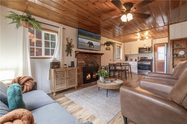 42855 Willow Avenue, Big Bear, California 92315