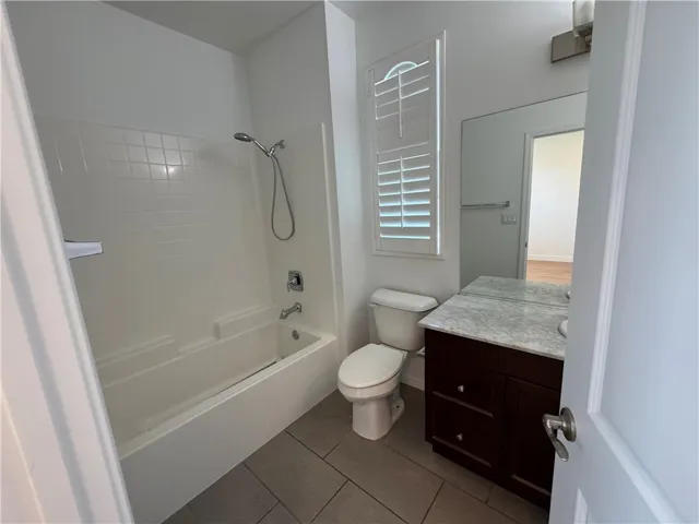 Guest bathroom, 3rd floor - original photo