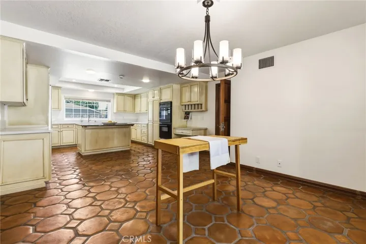 Dine in kitchen