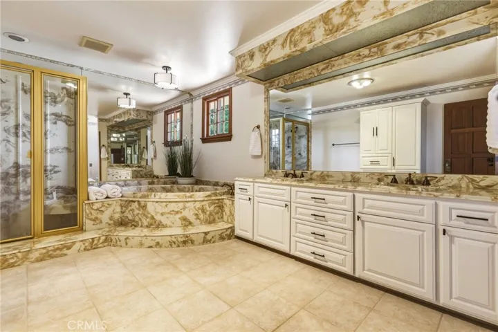 Huge Spa like athroom 
includes a private toilet & bidet room