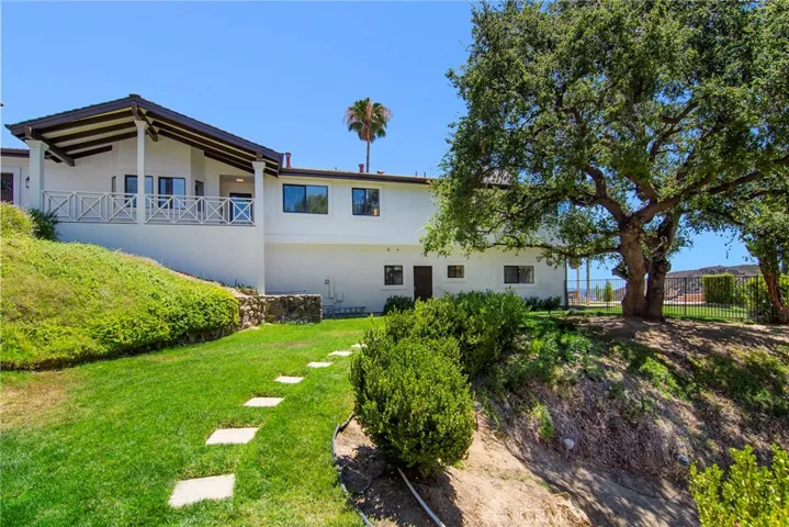 130 Dapplegray Road, Bell Canyon, California 91307