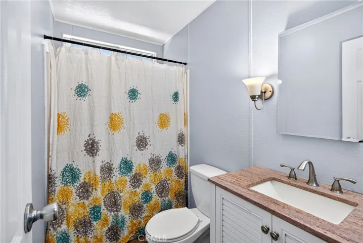 Secondary full bathroom