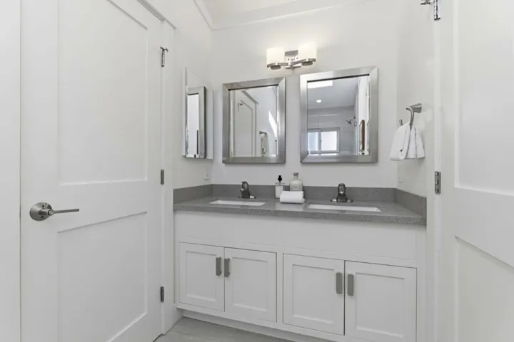 2025 Santa Cruz Avenue, Menlo Park, California 94025