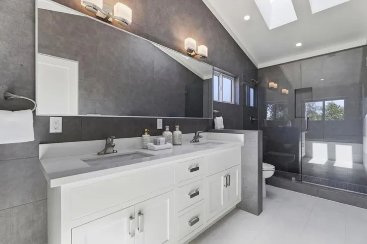 2025 Santa Cruz Avenue, Menlo Park, California 94025