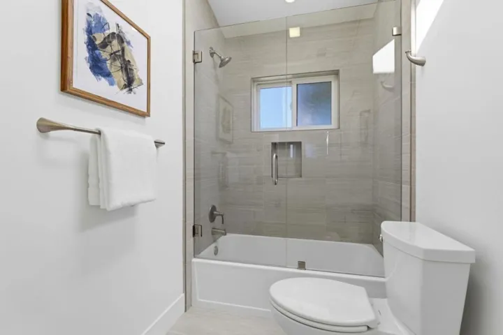 2025 Santa Cruz Avenue, Menlo Park, California 94025