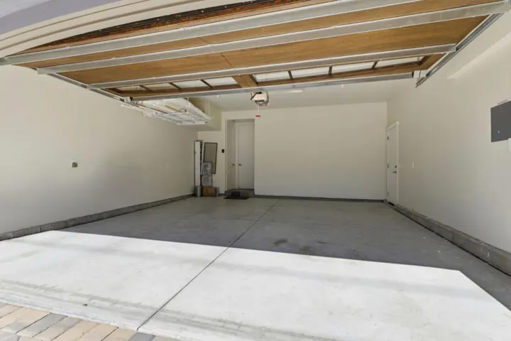 2025 Santa Cruz Avenue, Menlo Park, California 94025