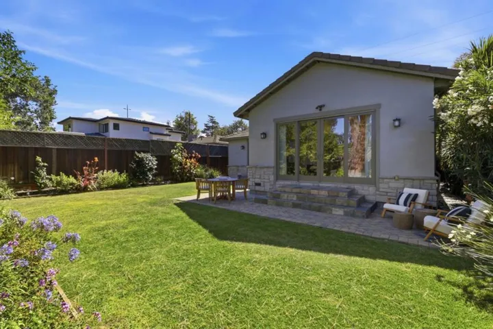 2025 Santa Cruz Avenue, Menlo Park, California 94025