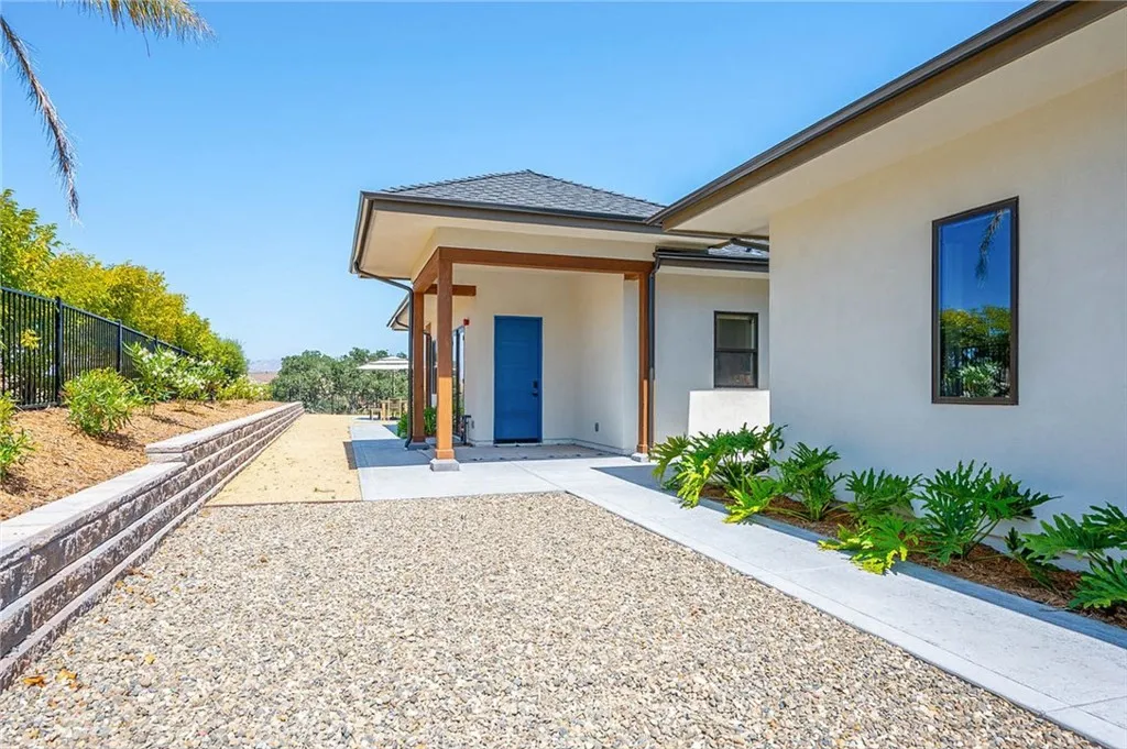 Guest house private path to entry