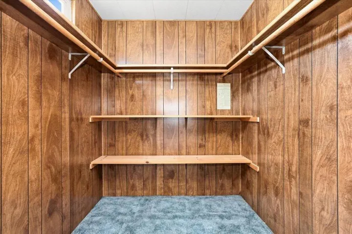 32-Walk In Closet