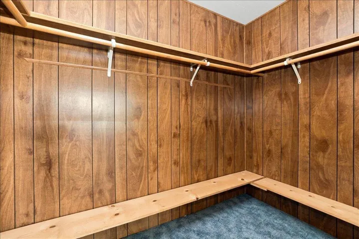 38-Walk In Closet