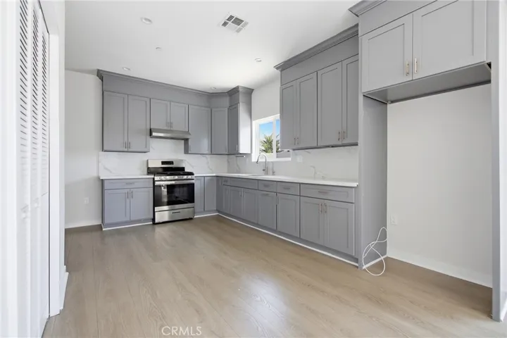 6944 Valmont, Tujunga, California 91042