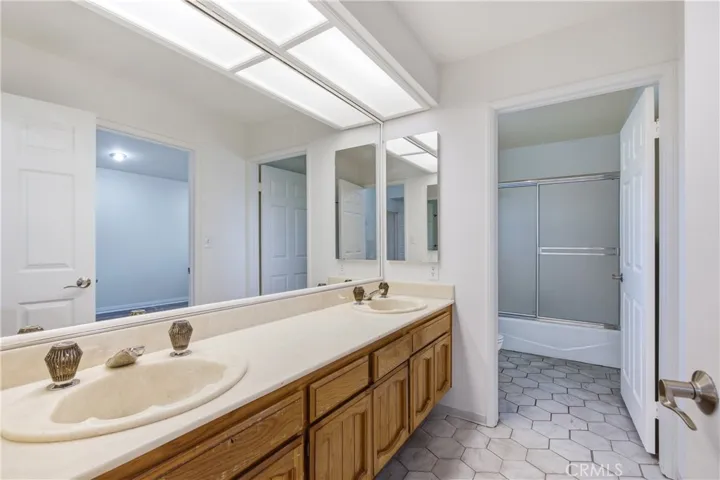 5943 Julian, Tarzana, California 91356
