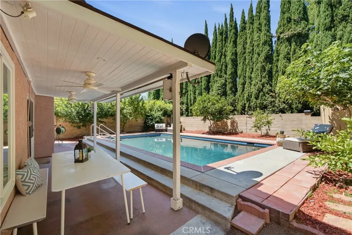 5943 Julian, Tarzana, California 91356