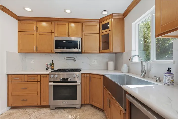 5943 Julian, Tarzana, California 91356
