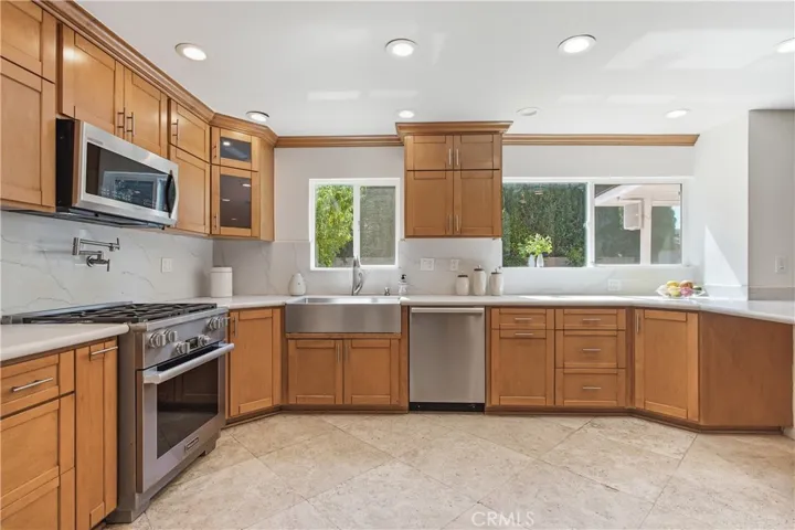 5943 Julian, Tarzana, California 91356