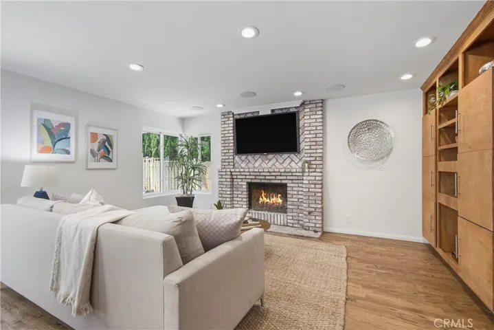 5943 Julian, Tarzana, California 91356