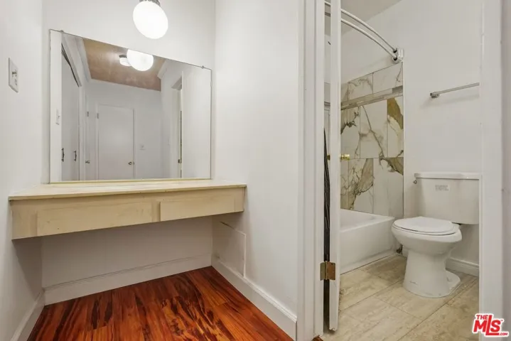 530 S Barrington Avenue 110, Los Angeles, California 90049