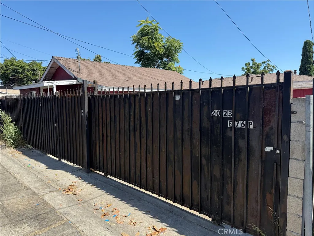 Alley entrace to the rear house