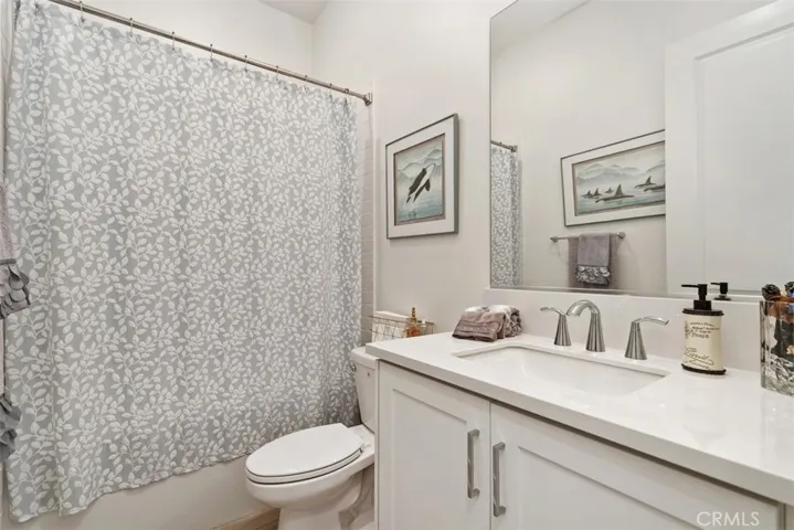 Loft level full bath