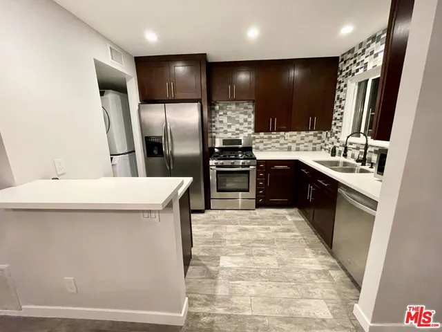 10817 Whipple Street 18, Toluca Lake, California 91602
