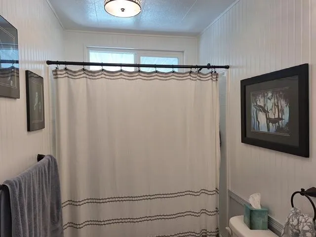 Guest Bath Tub an Shower