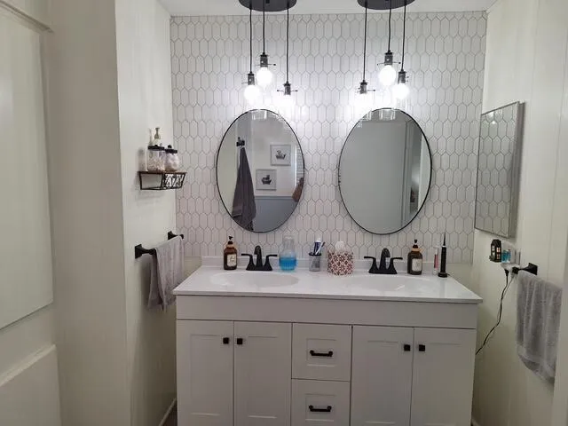 Dual Sinks In Primary Bath