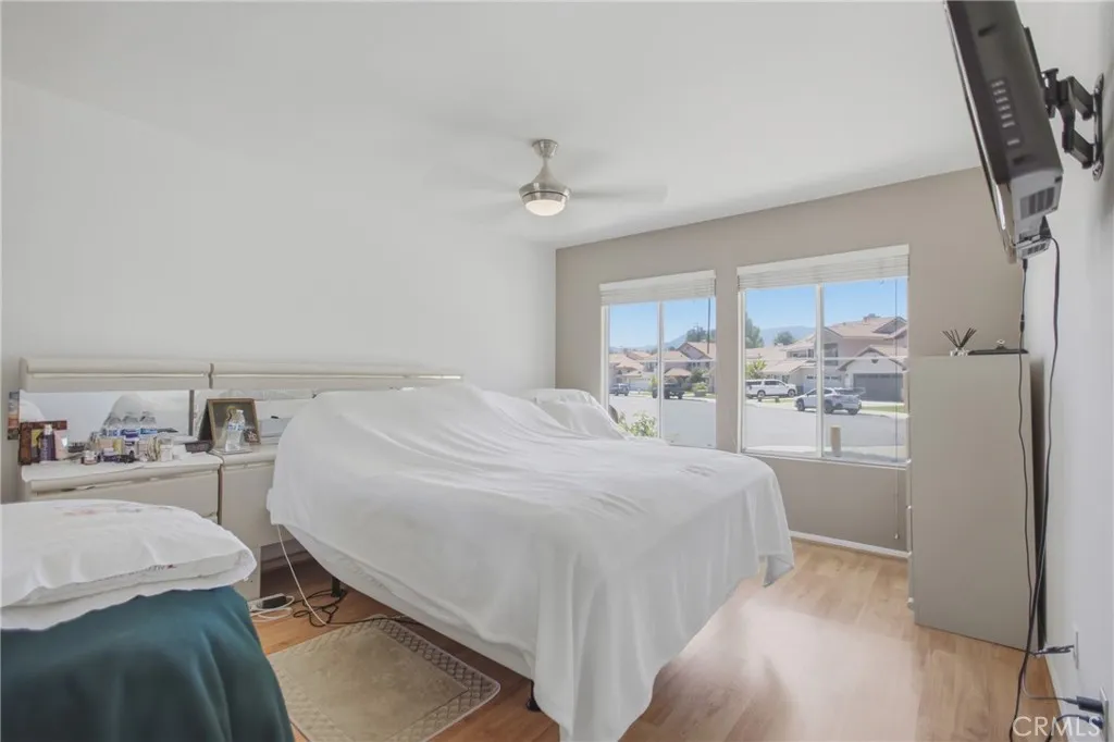DOWNSTAIRS BEDROOM/QUEEN SIZE BED/CAN FIT KING SIZE BED
