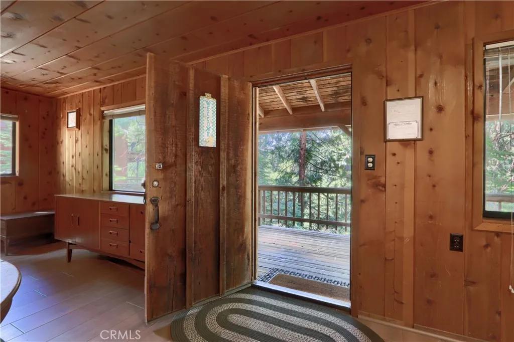 Beautiful Cabin Wood throughout!