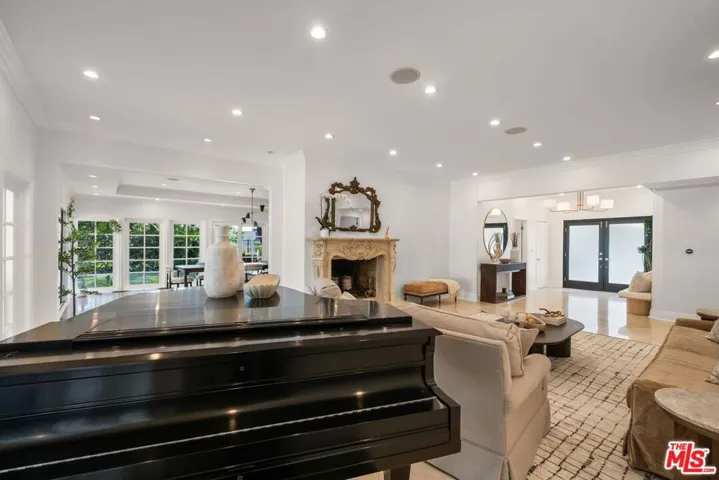 9023 Alto Cedro Drive, Beverly Hills, California 90210