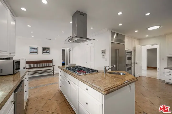 9023 Alto Cedro Drive, Beverly Hills, California 90210