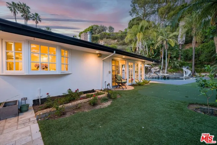 9023 Alto Cedro Drive, Beverly Hills, California 90210