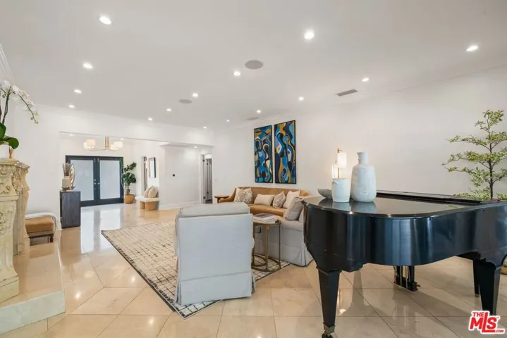 9023 Alto Cedro Drive, Beverly Hills, California 90210