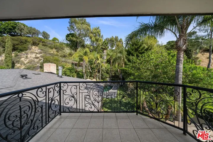 9023 Alto Cedro Drive, Beverly Hills, California 90210