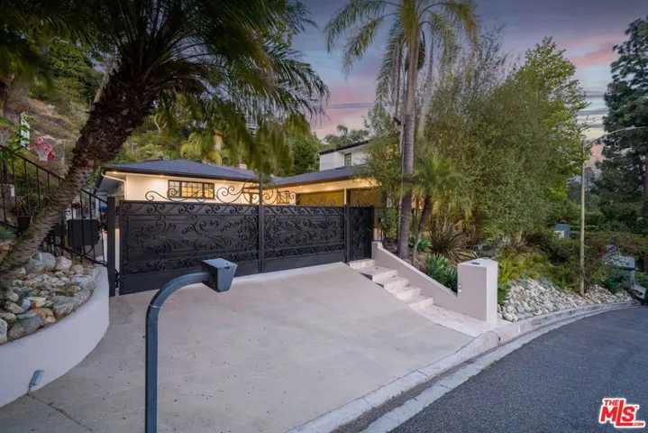 9023 Alto Cedro Drive, Beverly Hills, California 90210