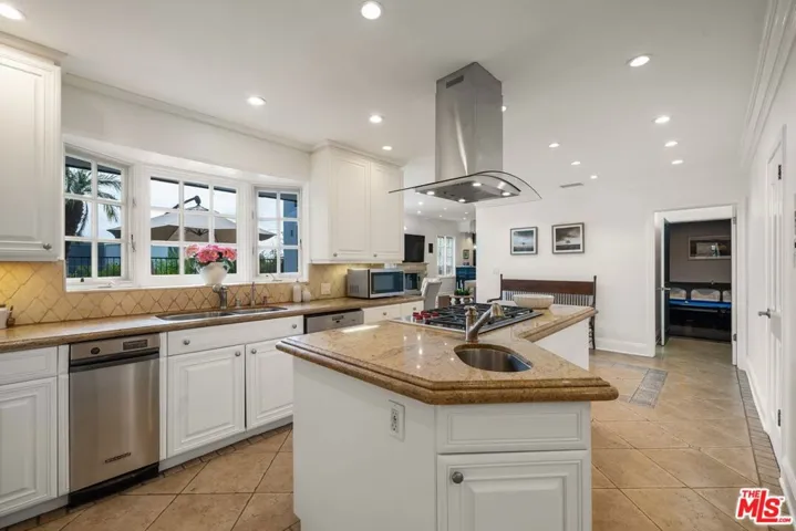 9023 Alto Cedro Drive, Beverly Hills, California 90210