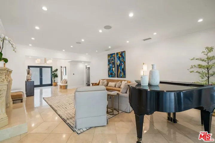 9023 Alto Cedro Drive, Beverly Hills, California 90210