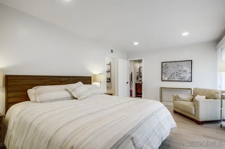 6952 Camino Amero, San Diego, California 92111