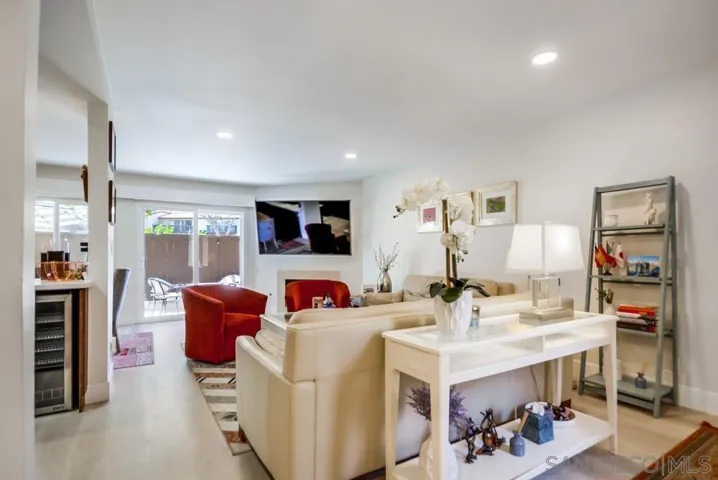6952 Camino Amero, San Diego, California 92111