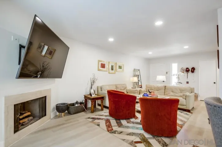 6952 Camino Amero, San Diego, California 92111