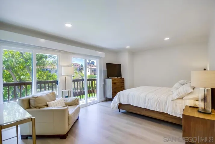 6952 Camino Amero, San Diego, California 92111