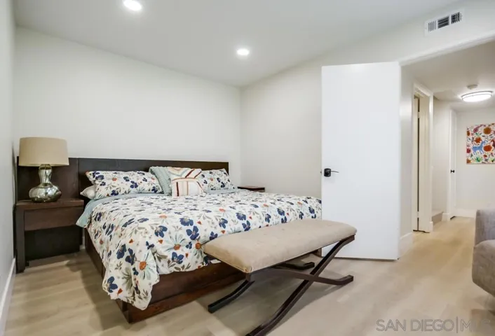6952 Camino Amero, San Diego, California 92111