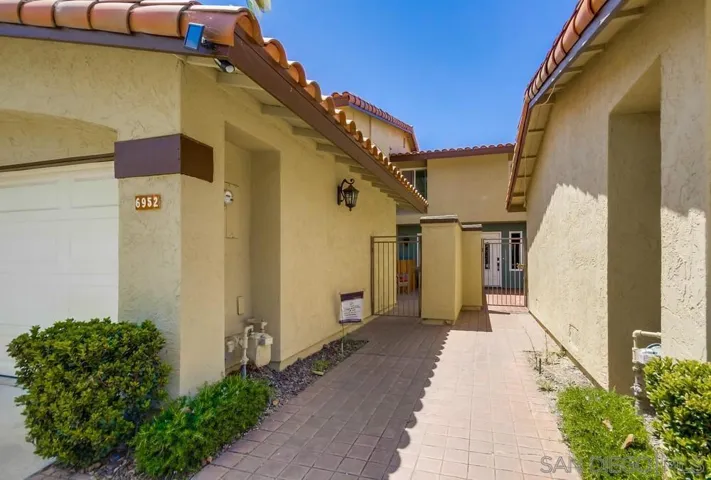 6952 Camino Amero, San Diego, California 92111