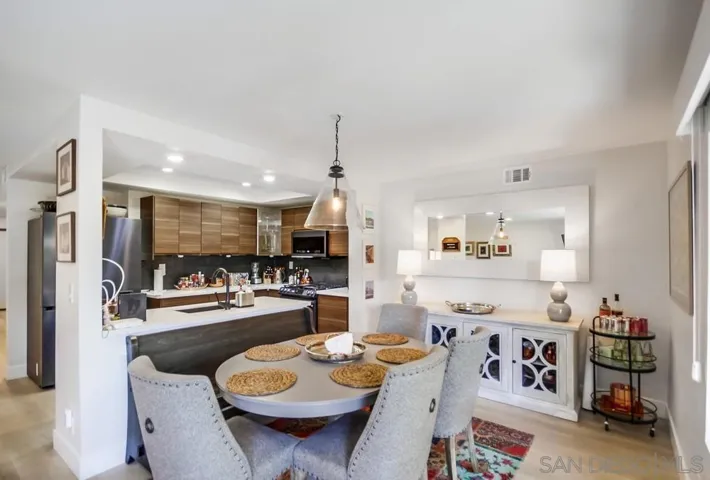 6952 Camino Amero, San Diego, California 92111