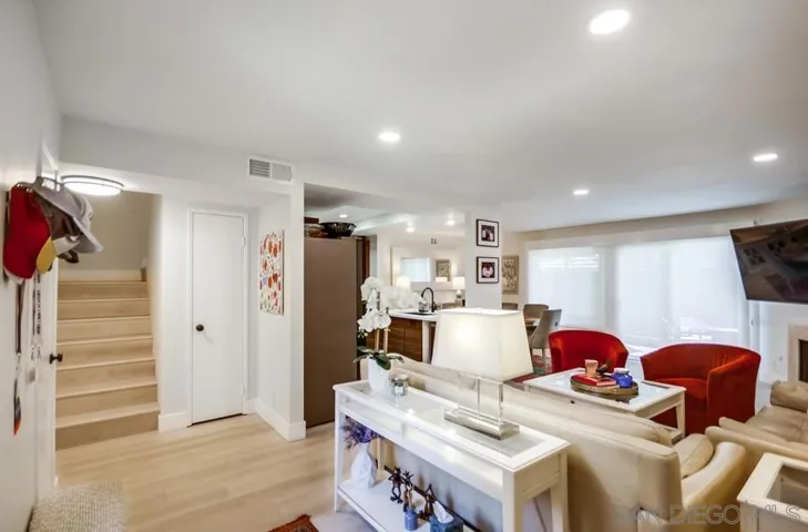 6952 Camino Amero, San Diego, California 92111